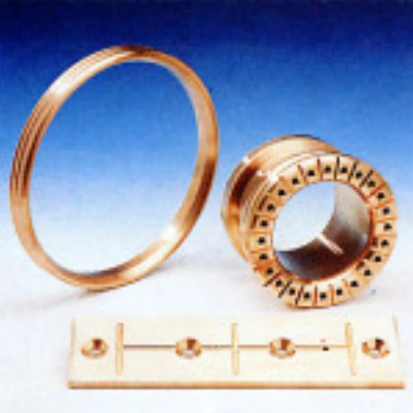 Gedrehte Bronze-Ringe und ein verzahntes Bauteil