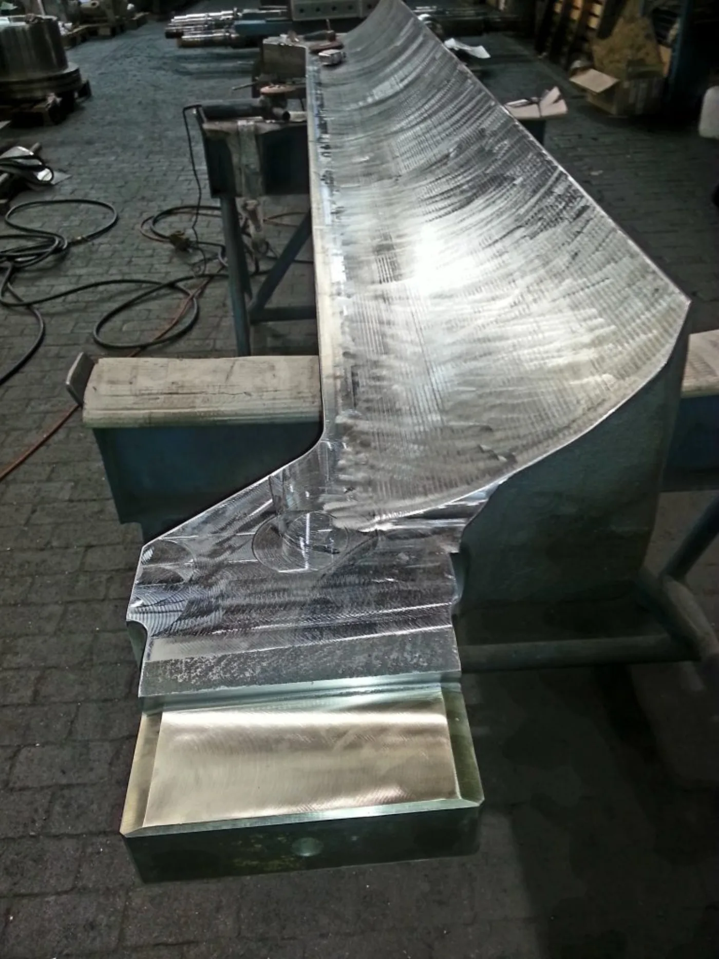 Walzbalken mit Bronze-Aufschweißung in der Werkhalle